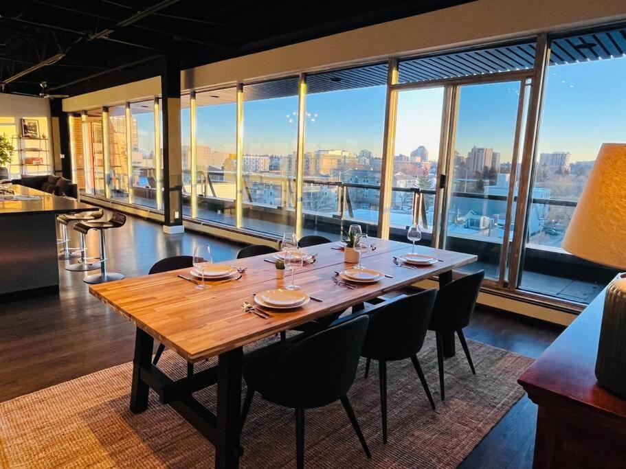Sunny Penthouse On 17Th Ave, 1 Bedroom, 1 Loft Bed With Ladder, 1 Sofa Bed, Sleeps 6, Downtown คาลการี ภายนอก รูปภาพ