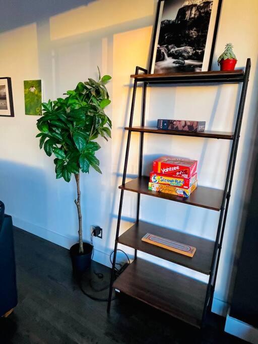 Sunny Penthouse On 17Th Ave, 1 Bedroom, 1 Loft Bed With Ladder, 1 Sofa Bed, Sleeps 6, Downtown คาลการี ภายนอก รูปภาพ